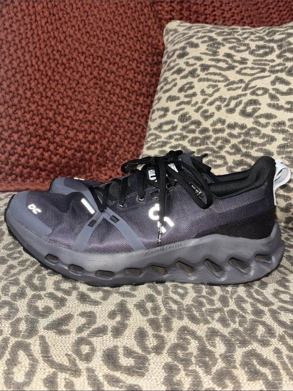 On Clouds cloud surfer sneakers black athletic shoe comfortable trail shoe 9.5